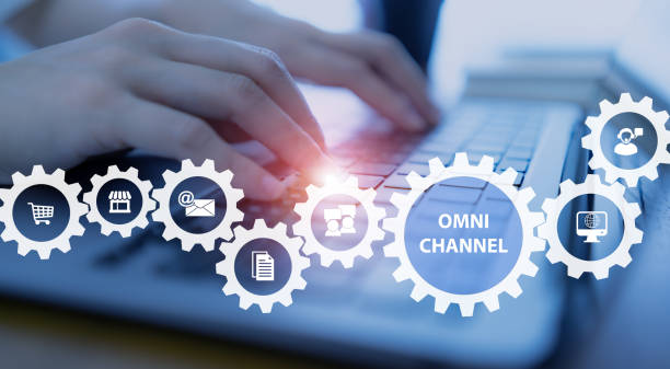 omnichannel marketing concept. digital online marketing commerce sale. for customer engagement by integrated online and offline channels. person working on computer with the icons of omni channel. - 系統定制開發 個照片及圖片檔